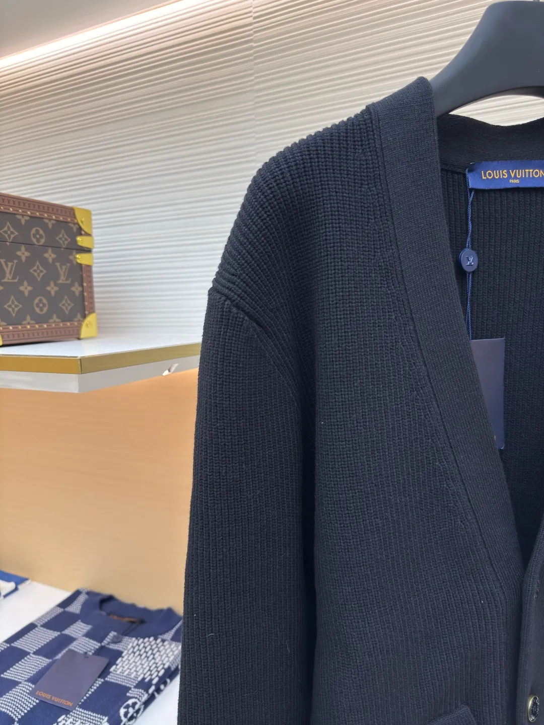 LOUIS VUITTON25SS gold barbed cardigan ●Authentic product: Purchased and developed for 17800 ●Item number: 1680497-B15 ●Fabric: Made of cotton and nylon blended core-filled yarn fabric ●Technology: knitting ●Version: Loose version ●Weight: about 905 grams ●Size: S-M-L-XL ●Description: This style is made of lightweight and breathable cotton blend rib knit, with Louis Vuitton logo and Monogram floral details embroidered on the left collar and flap pocket respectively. It can be used as an alternative to classics to create an elegant evening look and embark on a comfortable cruise. The overall wiring is straight and delicate, the fabric is comfortable and soft, and the color is consistent without color difference. It can be matched with the same style to create a fashionable look and control various occasions. Customized accessories, complete with three standards, same style for men and women!